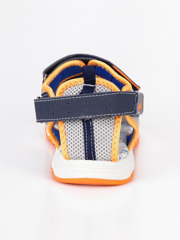 Sandali con strappi e scritta laterale blu/arancio
