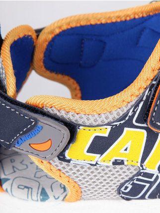 Sandali con strappi e scritta laterale blu/arancio