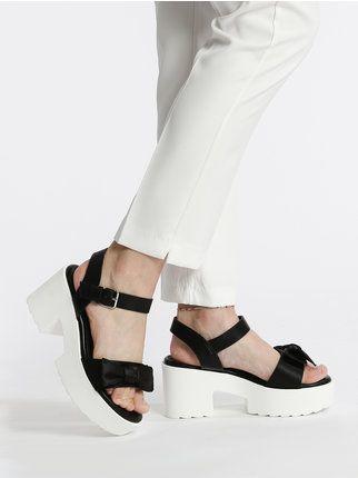 Sandals with wide heel and platform bow