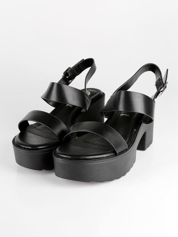 Sandals with wide heel and platform