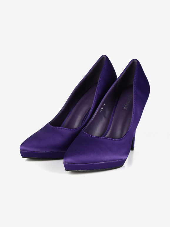 Satin decolletè with stiletto heel