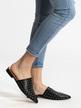 Schuh aus schwarzem Kunstleder mit Nieten