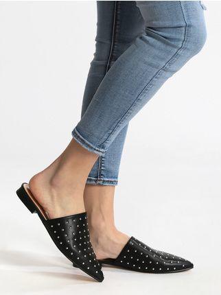 Schuh aus schwarzem Kunstleder mit Nieten