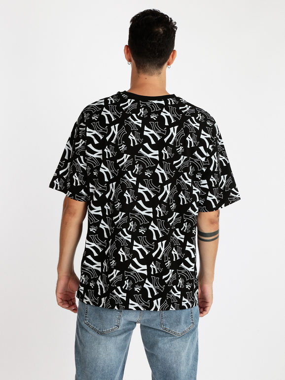 Short sleeve men's t-shirt with prints