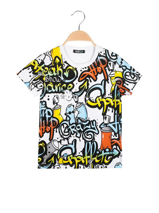 Short-sleeved boy's T-shirt with prints