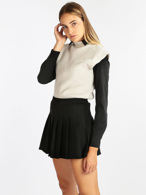 Sleeveless women's sweater