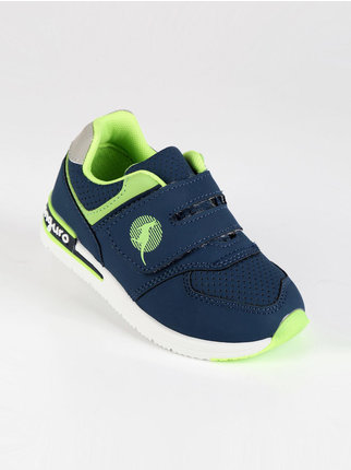Sports shoes for children with tear