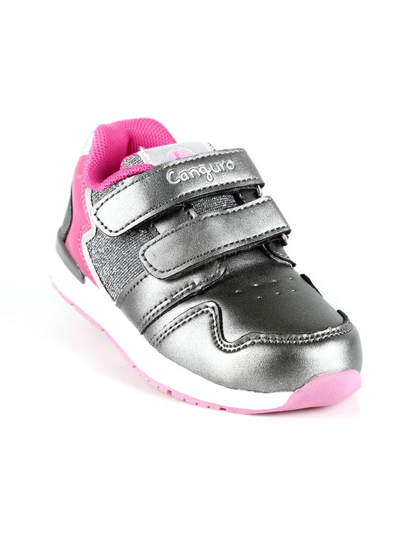 Sports shoes for children with tears