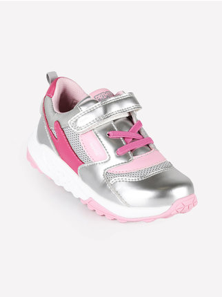 Sports shoes for girls with tear