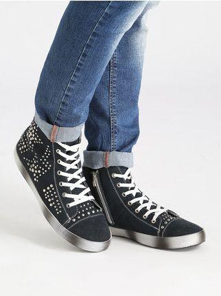 Stringed ankle boots with studs