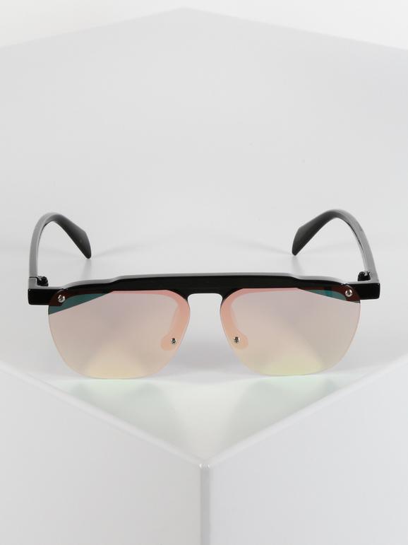 Sunglasses with mirrored lenses