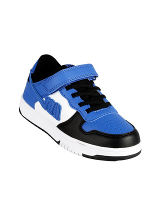 Two-tone boy's sneakers with tear
