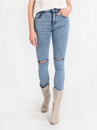 Woman push up skinny jeans with rips