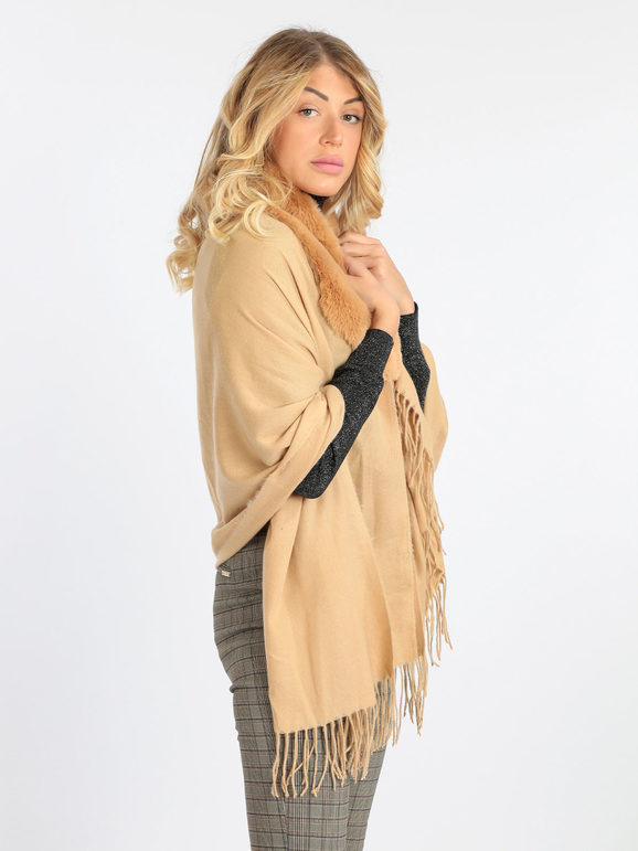 Woman shawl with faux fur