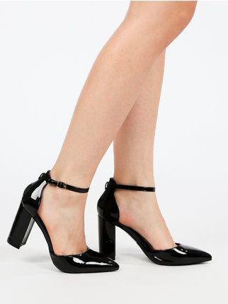 Woman's open decolletè in patent leather