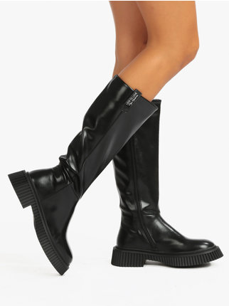 Women's boot with platform