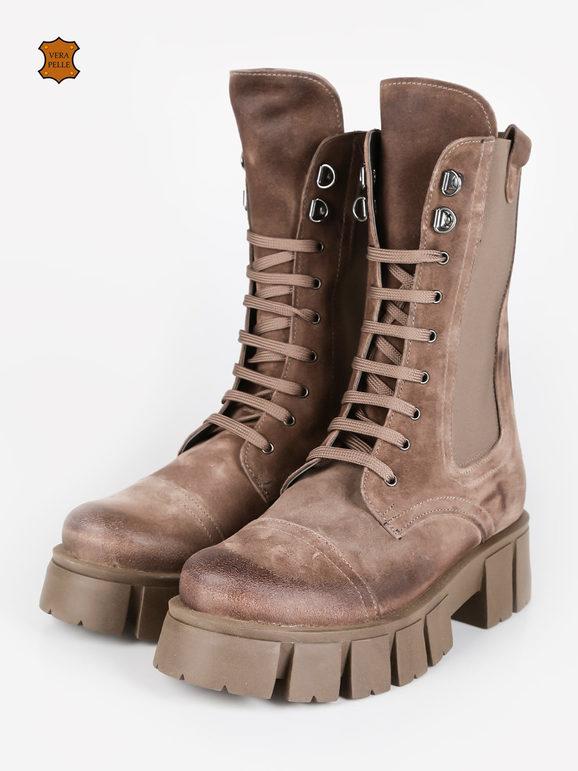 Women's boots in suede with treaded sole