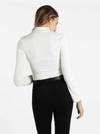 Women's mock-neck t-shirt with opening on the front