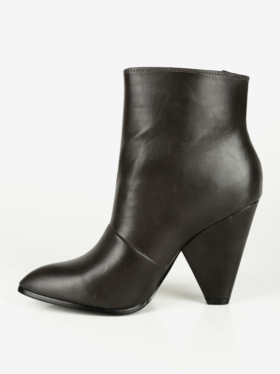 Women's pointed ankle boots with heel