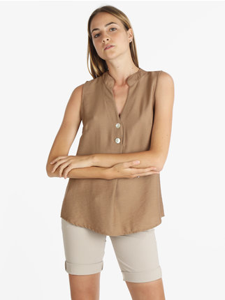 Women's sleeveless blouse with buttons