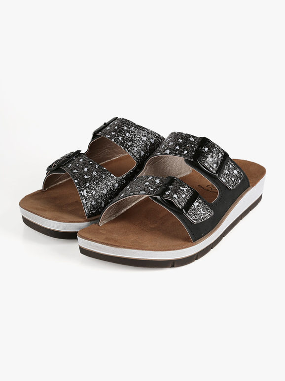 Women's slippers with buckles