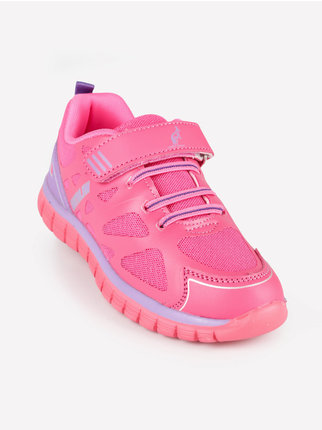 Zapatillas deportivas para niñas con desgarro.
