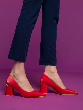 Zapatos de salón de punta con tacones para mujer.